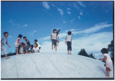 「未来へ飛ぶ子等」の画像