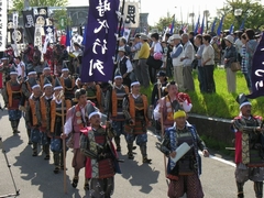 ほら貝を吹きながら市内を練り歩き