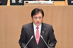 「就任のあいさつをする中村耕一副議長」の画像