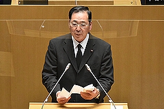 「追悼の言葉を述べる五井議員」の画像