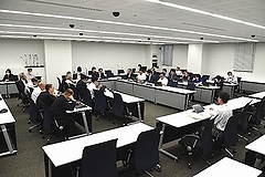 「第4回市民防災条例（仮称）制定検討委員会の様子」の画像