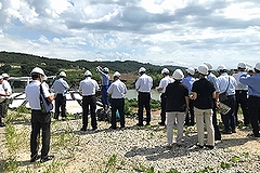 「新野積橋右岸での視察の様子」の画像