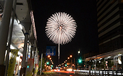 記事「慰霊の想い、夜空へ」の画像