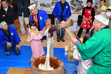 「センターの開設を祝って、みんな一緒にもちつき」の画像