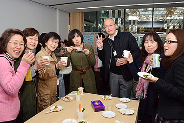 「お酒片手に「のもーれ」」の画像