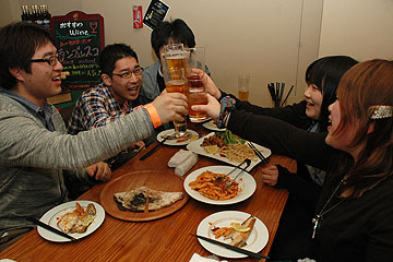 「周辺の飲食店では“潟コン”を開催」の画像