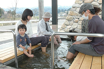 「源泉100％の足湯もあります」の画像