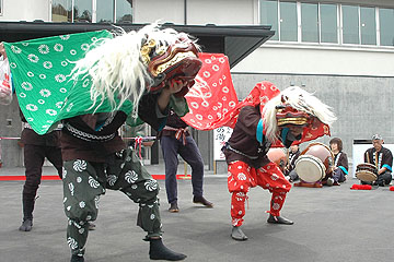 「東町御神楽保存会による獅子舞の披露」の画像