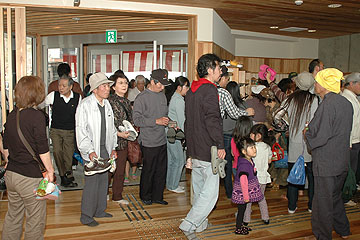 「待ちわびた人たちが続々と館内へ」の画像