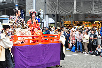 「一般公募で選ばれた阿部巧さん・里奈さん夫妻」の画像