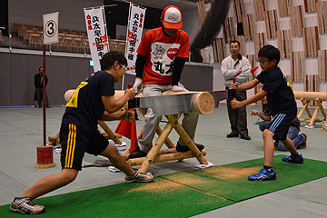 「「全日本丸太早切選手権小学生大会」出張開催」の画像