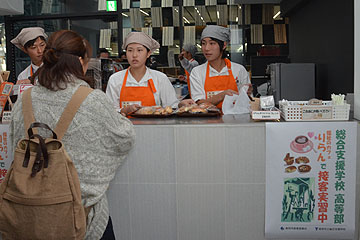 「「福祉のカフェ りらん」で接客実習」の画像