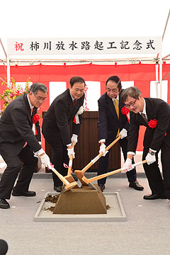 「県の代表者や森市長らが一斉に鍬入れ」の画像