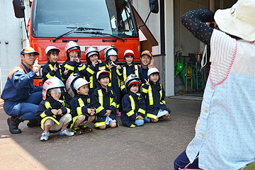 「消防服を着て記念撮影」の画像