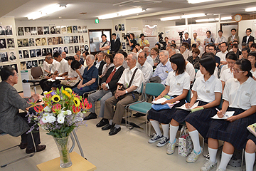 「講演を聞いた南中学校２年生」の画像