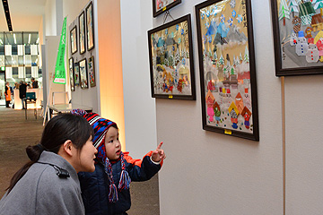 「カラフルな折り紙のおひなさまも展示」の画像