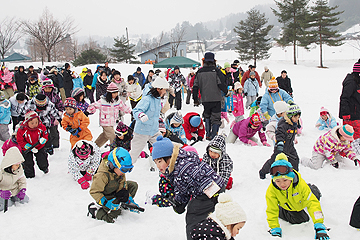 「たくさんの人が参加した宝探し大会」の画像