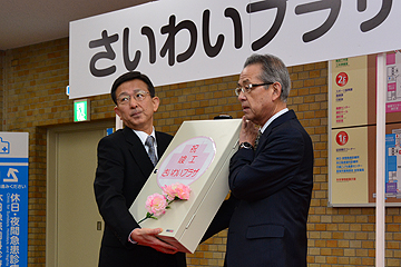 「施工者の代表から長岡市に鍵の引き渡し」の画像