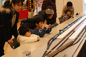 「鉄道模型の運転コーナーは子どもたちに大人気」の画像