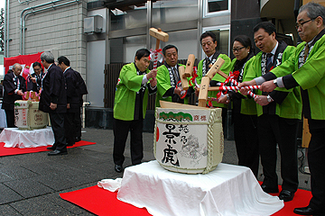 「栃尾の地酒「越の鶴」と「越乃景虎」で鏡割り」の画像