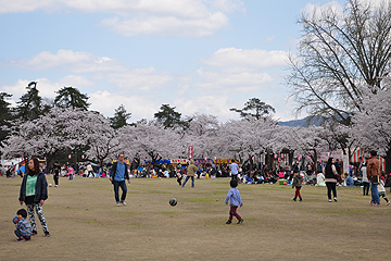 「自由広場でサッカーをしたり…」の画像