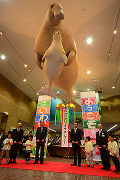 「１階市民ホールには海牛「ミョウシー」親子が出現」の画像