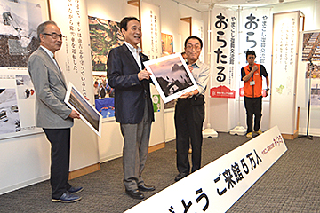 「節目の来館者となったのは「川西・高寺地域づくり協議会」のみなさん」の画像