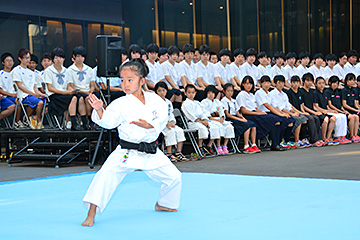 「高野万優さんが、気合の入った演武を披露」の画像