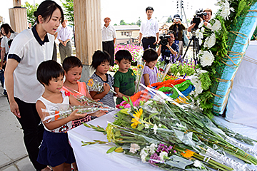 「中之島保育園の園児が折った千羽鶴と花を献花台に手向けました」の画像