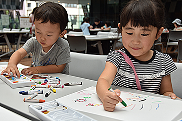 「子どもたちが思い思いの花火を描くワークショップ」の画像