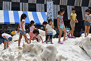 「４トンダンプ10台分の大きな雪山が登場」の画像