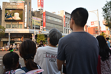 「大手通フェニックスまちかどビジョンで平和を願うＶＴＲを上映」の画像