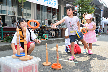 「わんぱくおまつり広場は多くの人でにぎわいました」の画像