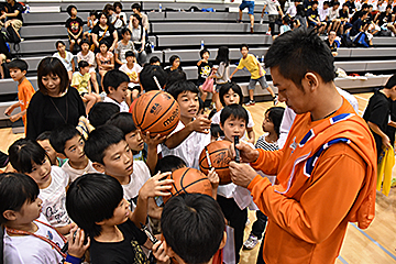 「記念撮影やサインなどで交流しました」の画像