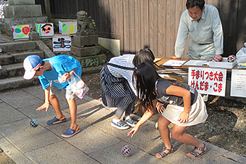 「良寛が親しんだという手まりつきに挑戦」の画像