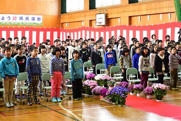 「新しい校歌を地域住民に初披露」の画像