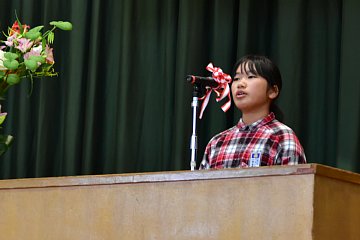 「児童代表の山岸未奈さん」の画像