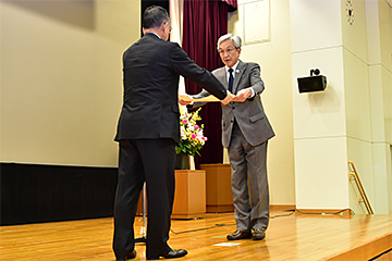 「山本農林水産大臣から認定証を受け取りました」の画像