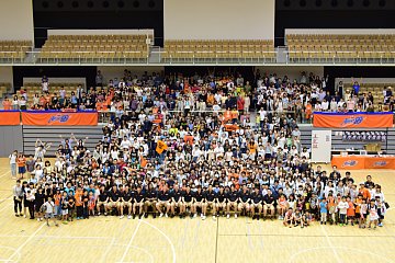 「選手たちとブースター全員で写真撮影」の画像