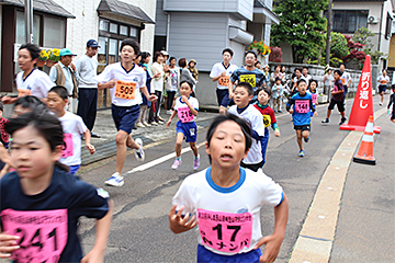 「ランナーたちは自然豊かなコースを満喫」の画像