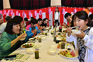 「前夜祭では山菜料理やおにぎりを振る舞い」の画像