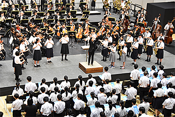 「東京フィルと市歌「笑顔いきいき」で共演」の画像