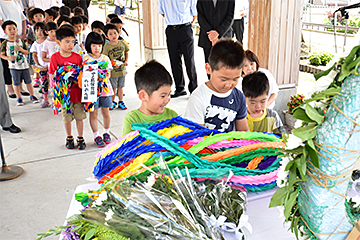 「献花台には折り鶴や花を手向けました」の画像