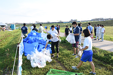 「2日間で延べ5,046人のみなさんが清掃」の画像