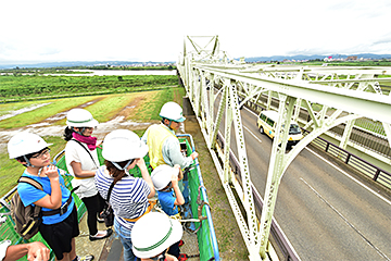 「小学生の親子20人が“空”から見学」の画像