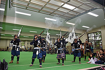 「長尾景虎童子隊や栃尾衆鉄砲隊が勇姿を披露」の画像