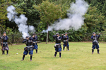 「県古式砲術研究会が火縄銃の演武」の画像