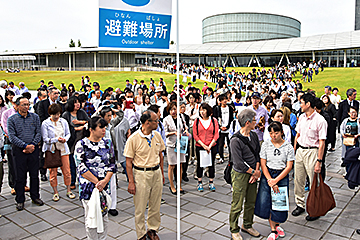 「職員の誘導で屋外に退避」の画像