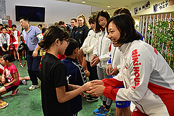 「最後に選手と笑顔で握手」の画像