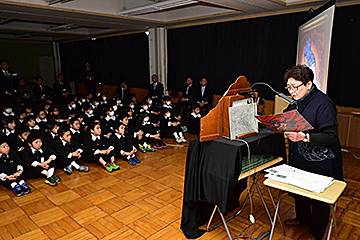 「表町小学校5・6年生に披露」の画像